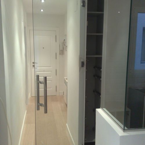 PC20 CERRAMIENTO EN CRISTAL TRANSPARENTE CON PUERTA ABATIBLE ABIERTA