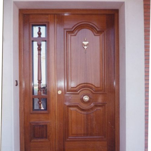 PA47 PUERTA DE EXTERIOR MADERA CON FIJO LATERAL