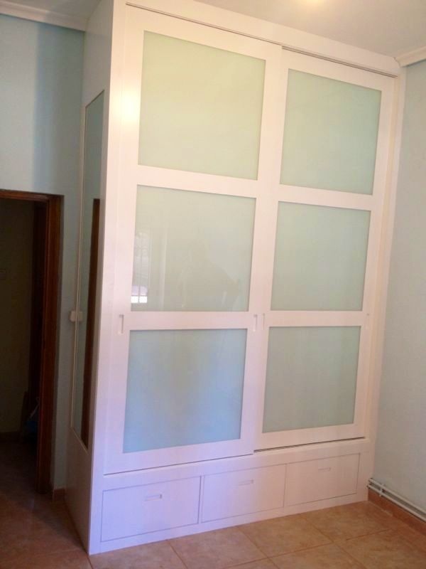 FC75 FRENTE CORREDERO CUADROS LACADO BLANCO Y CRISTAL LACADO BLANCO, CON CAJONES VISTOS Y COSTADO EN ESPEJO