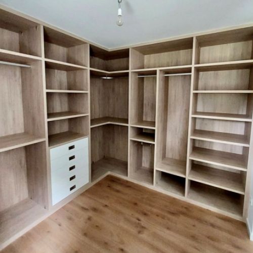 VE19 VESTIDOR EN ESQUINA EN ROBLE HERCULES CON CAJONERAS CERRADAS LACADO BLANCO. GROSOR 30MM
