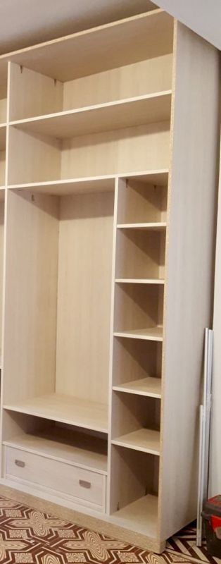 IA57 INTERIOR DE ARMARIO CON CAJON, BALDA, R. LARGA Y BALDAS REGULABLES