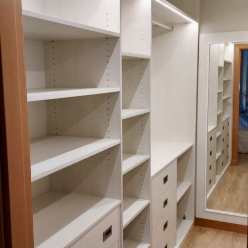 VE77 VESTIDOR CON FRENTES DE CAJON CON UÑERO Y ESPEJO EN PARED