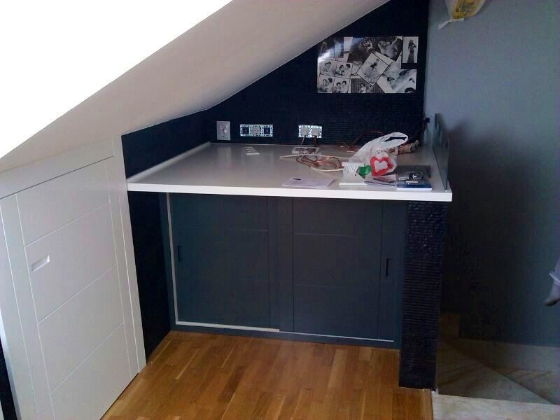 AB8 MESA DE TRABAJO CON PUERTAS CORREDERAS LACADAS EN GRIS Y SOBRE LACADO BLANCO