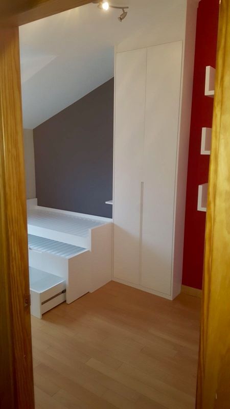 MU66 DORMITORIO LACADO BLANCO COMPLETO ARMARIOS, CAMA, ESTANTERIAS Y MESA