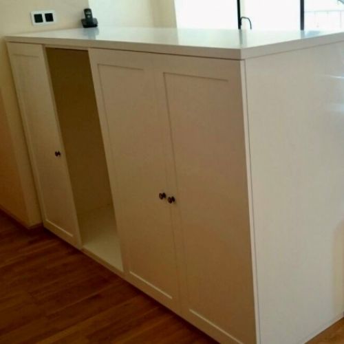 MU140 MUEBLE LACADO BLANCO 3 PUERTAS CUADROS