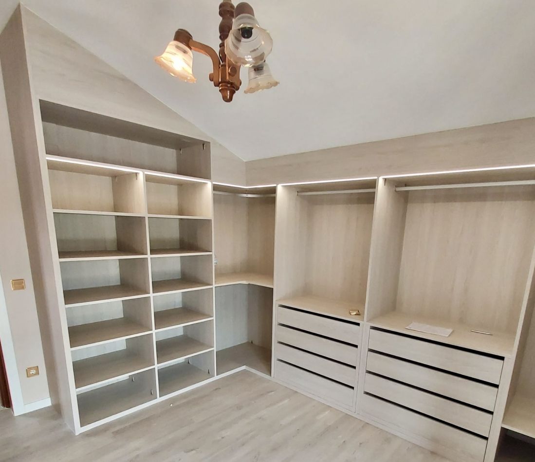 VE85 VESTIDOR ABUHARDILLADO CON BALDAS, BARRAS Y CAJONES. LUCES LED INTEGRADAS