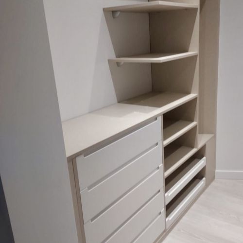 VE81 MODULO VESTIDOR ROBLE VELADO CON FRENTES DE CAJON CON UÑERO LACADOS BLANCOS, BALDAS EXTRAIBLES Y BALDAS VISTAS