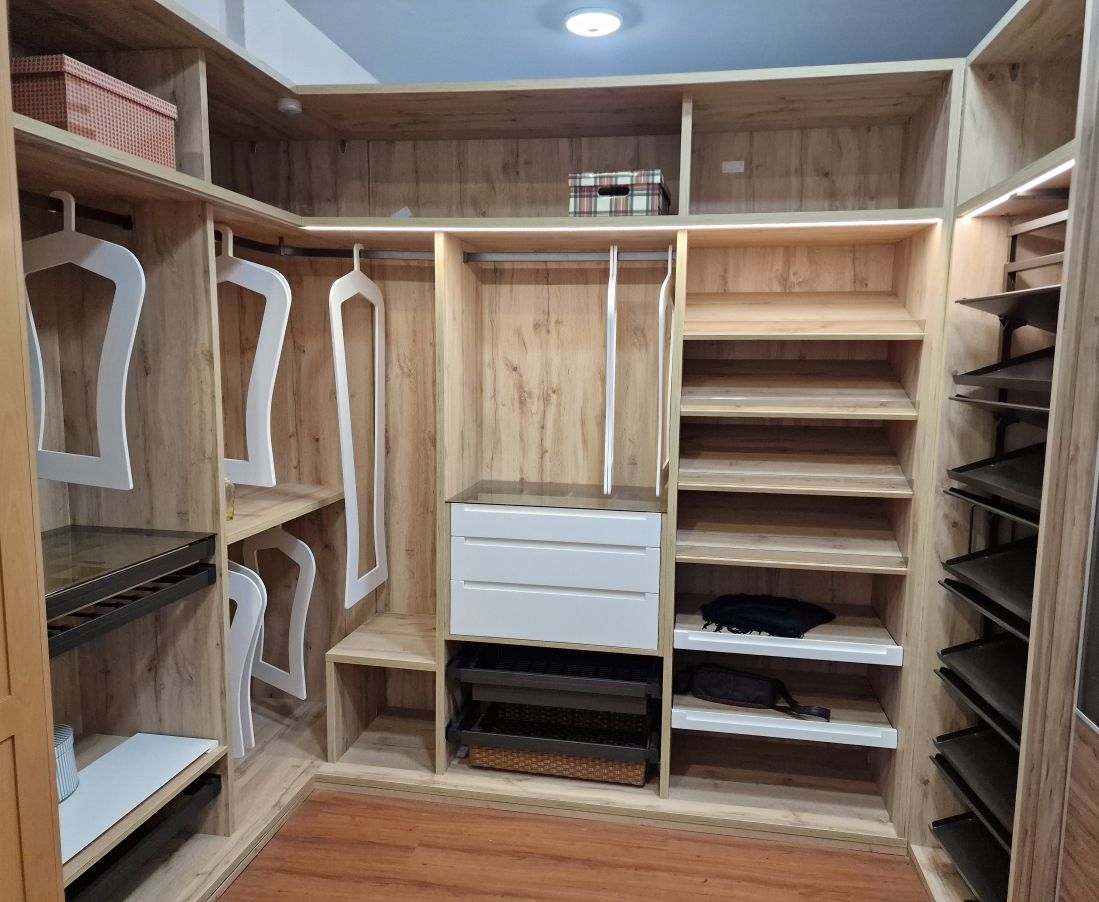 IA2 INTERIOR ARMARIO ROBLE HERCULES  COMBINADO CON LACADO BLANCO Y COMPLEMENTOS MOKA