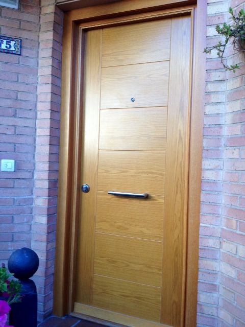 PA2 ACORAZADA EXTERIOR MOD. LINEAS VERTICALES Y HORIZONTALES IROKO