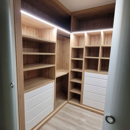 VE106 VESTIDOR EN U ROBLE HERCULES DE 30MM CON FRENTE LACADOS Y LUCES LED INTEGRADAS. PUERTAS CORREDERAS DE CRISTAL