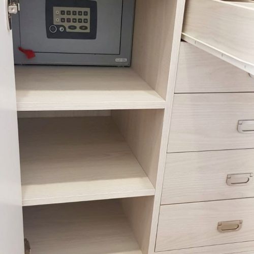 IA210 DETALLE DE CAJONERA Y CAJA FUERTE OCULTA