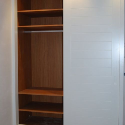 IA189 INTERIOR TEKA ROPA LARGA Y BALDAS