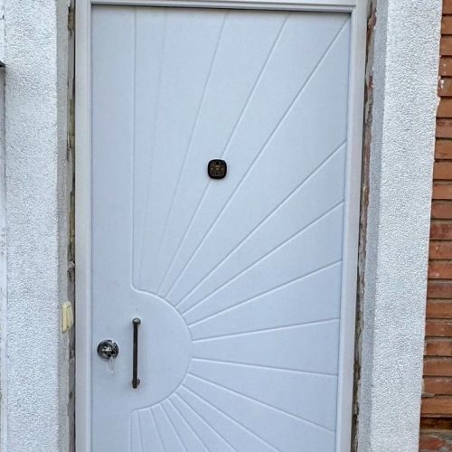 PA61 PUERTA ACORAZADA LACADA BLANCA CON MONTANTE SUPERIOR CON CRISTAL DE SEGURIDAD