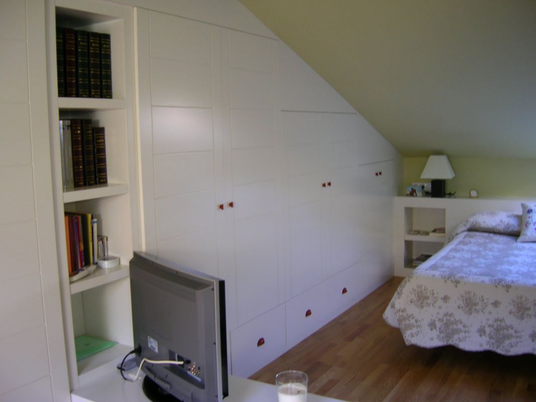 FA53 FRENTE ABUHARDILLADO LACADO BLANCO LINEAS PUERTAS RECTAS, CAJONES VISTOS. ESTANTERIA VISTA