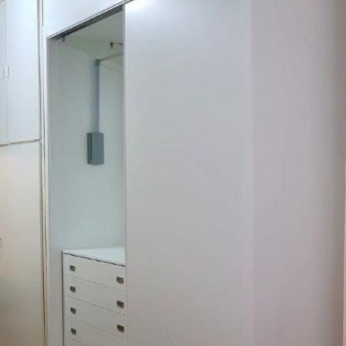 IA193 INTERIOR MELAMINADO OREGON SIENA CAJONERA CON TIRADORES Y PLASTON Y ELEVADOR HIDRAULICO