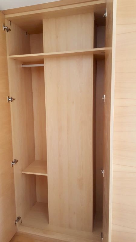 IA38 INTERIOR ARMARIO HAYA CON COLUMNA. HUECO PARA TABLA DE PLANCHA Y ROPA LARGA CON BALDA