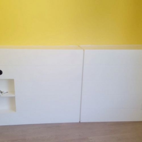 MU87 CABECERO LACADO BLANCO CON LINEAS. HUECOS PARA MESILLAS Y CAJONES INTEGRADOS