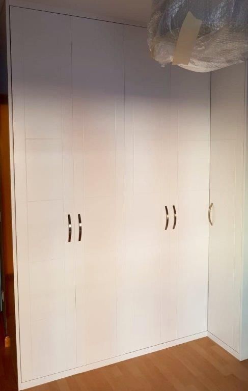 FA50 FRENTE ABATIBLE EN "L" LACADO BLANCO LINEAS VERTICALES Y HORIZONTALES