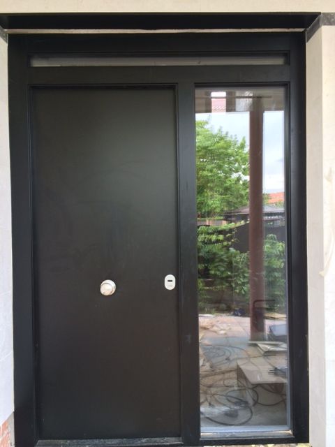 PA12 ACORAZADA LACADA MOD. LISO CON MONTANTE Y FIJO LATERAL