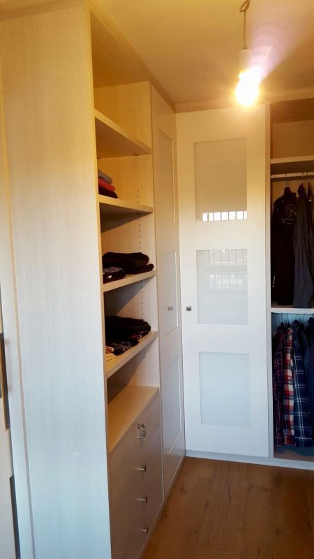 VE35 ESQUINA DE VESTIDOR CON PUERTAS, INTERIOR OREGON SIENA DE 30MM CON CAJONERA Y BALDAS