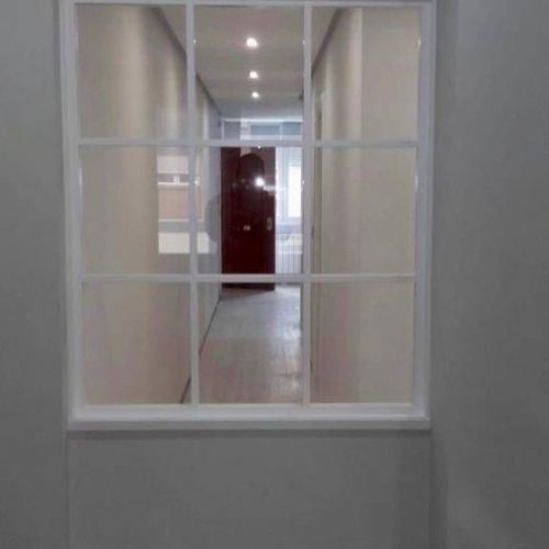 MU111 VENTANA LACADA EN PASILLO