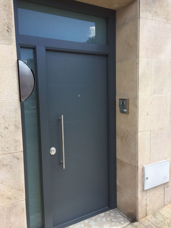 PA28 PUERTA ACORAZADA LACADA GRIS LINEAS HORIZONTALES CON FIJO LATERAL Y MONTANTE EN CRISTAL DE SEGURIDAD