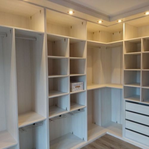 VE62 VESTIDOR EN ESQUINA CON COLUMNA. BALDAS DIVIDIDAS, CAJONERAS Y PANTALONEROS