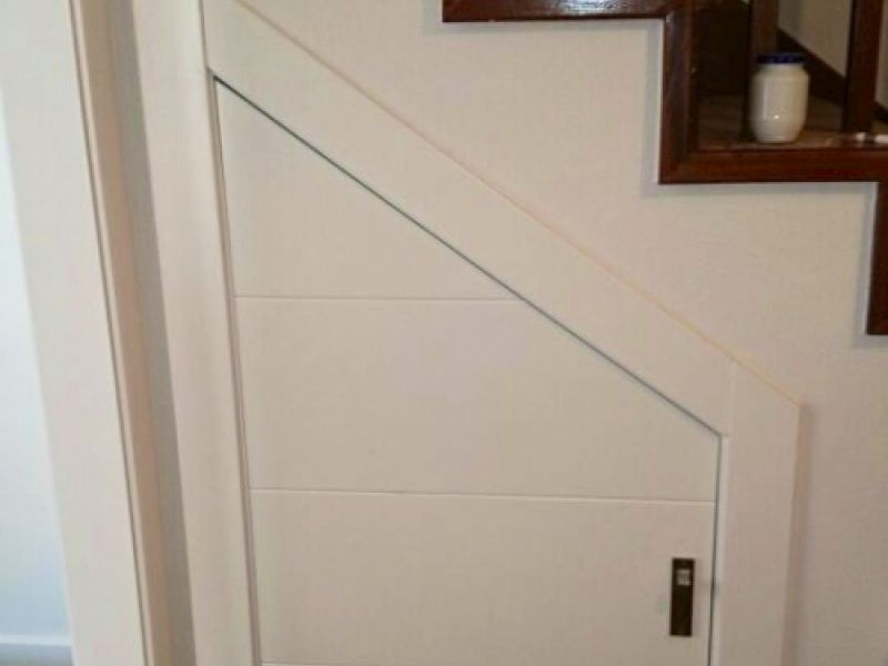 Armario blanco de una puerta en hueco de escalera