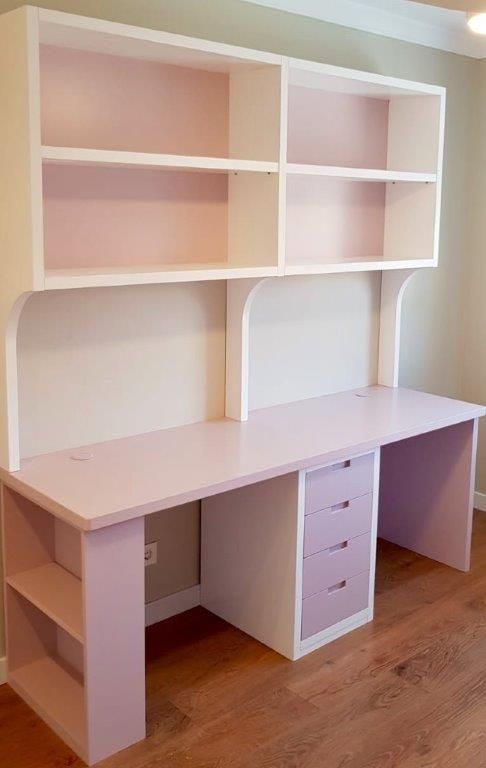 MU102 MESA ESTUDIO DOBLE CON CAJONERA Y BALDAS LACADO BLANCO Y MALVA