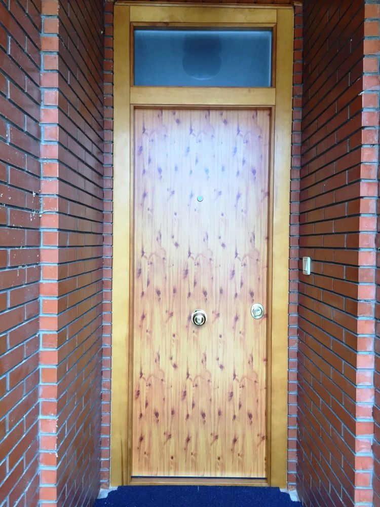 PA46 PUERTA ACORAZADA ALUMINIO PINO MOD. LISO CON MONTANTE SUPERIOR DE SEGURIDAD