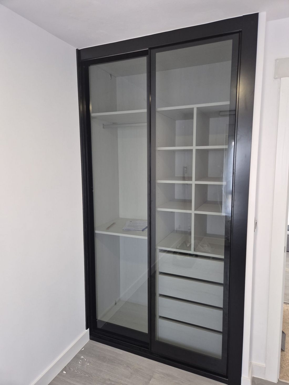 FRENTE CORREDERO CRISTAL TRANSPARENTE CON HERRAJES NEGROS