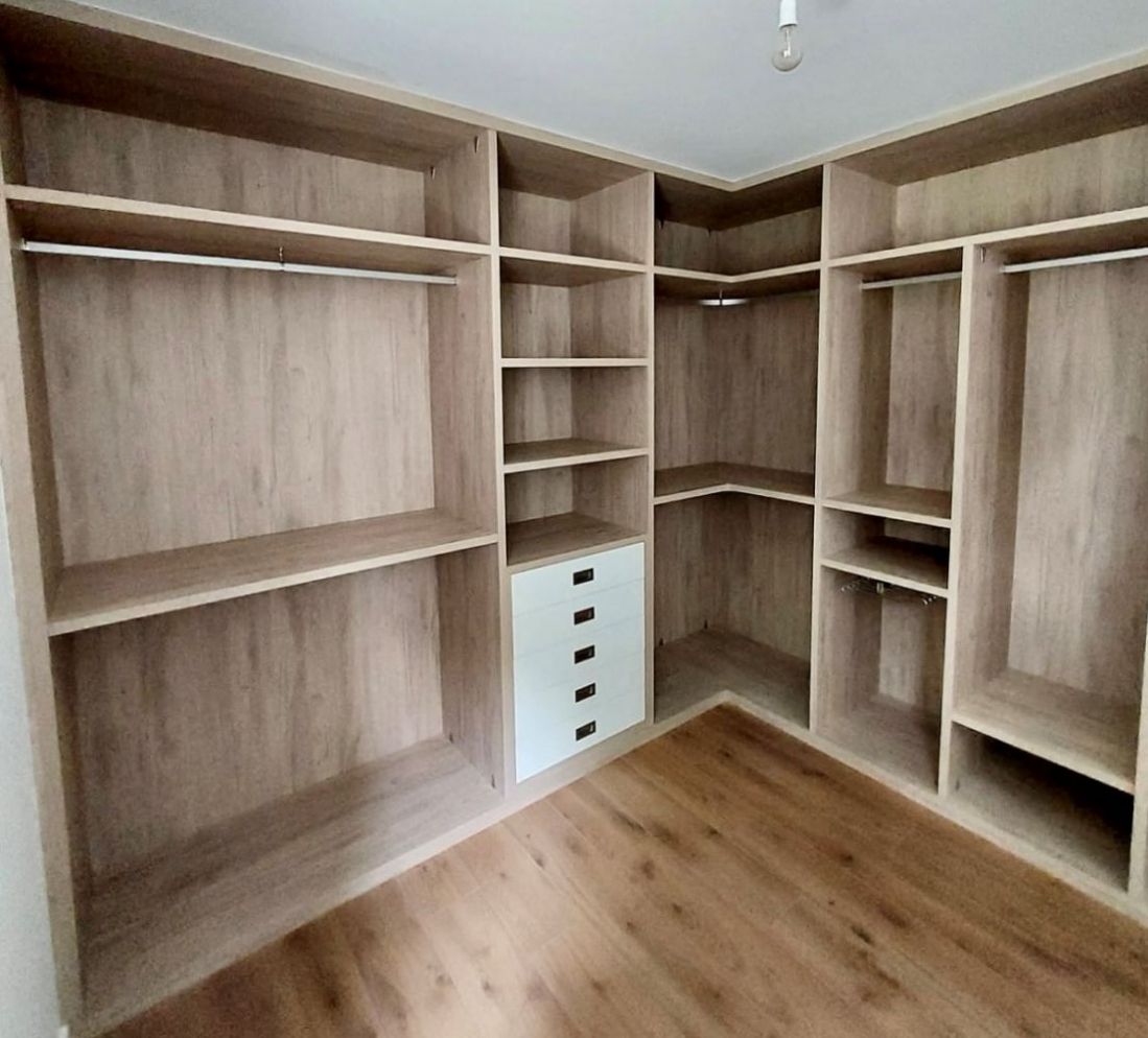 IA24 INTERIOR DE VESTIDOR MELAMINADO ROBLE HERCULES ,CAJONERA CERRADA LACADA. GROSOR 3 CMS