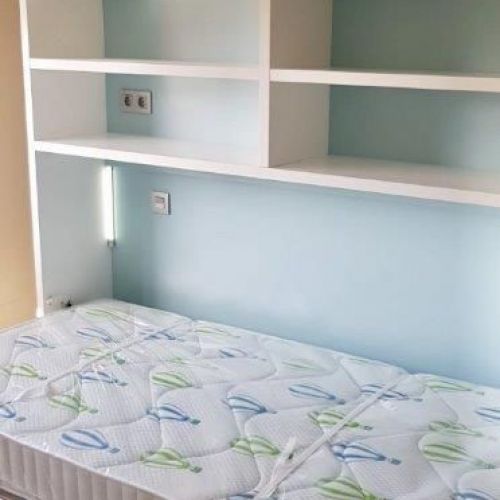 MU98 CAMA ABATIBLE HORIZONTAL ABIERTA CON BALDAS LACADO BLANCO Y AZUL