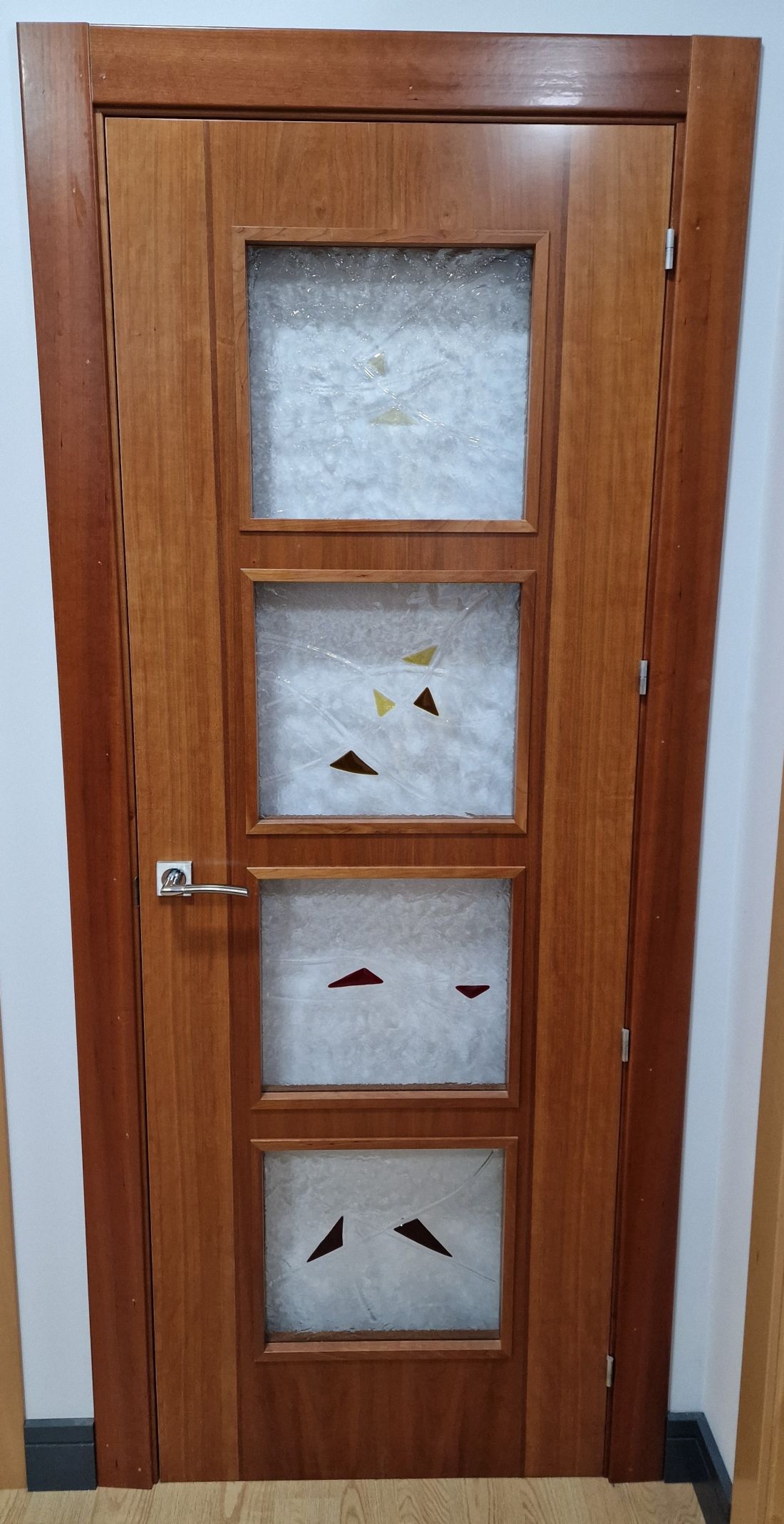 PI133 PUERTA CEREZO MODELO 2 GRECAS OSCURAS VETA VERTICAL 4V6