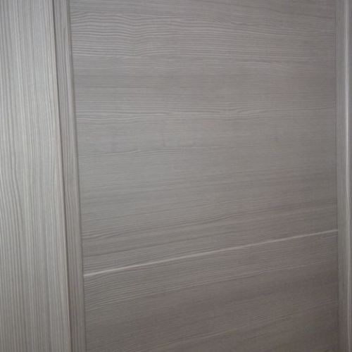 PI18 PUERTA VINILO MODELO 2002 ARGENTO