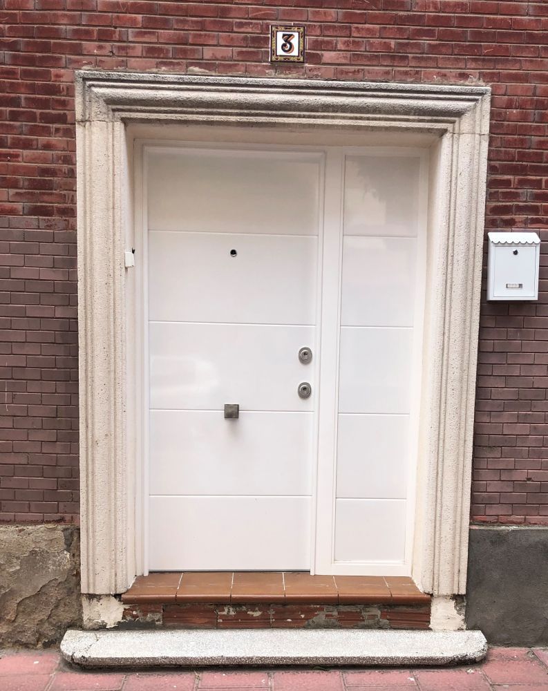 PA37 PUERTA ACORAZADA THOR 20 PLUS ALUMINIO LINEAS CON FIJO LATERAL CIEGO