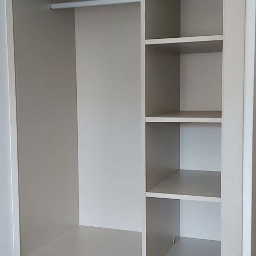 IA246 INTERIOR BLANCO CON CAJONERA, BARRA Y BALDAS