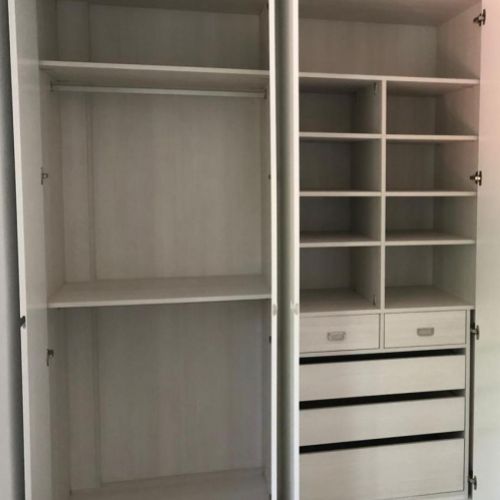 IA215 INTERIOR ARMARIO MELAMINADO FRESNO TAIGA, DOBLE BARRA, CAJONERA CON GAVETA Y BALDAS