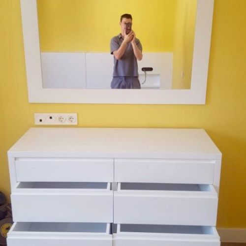 MU86 COMODA LACADA CON GAVETAS Y CAJONES A DISTINTA ALTURA, COMBINADA CON ESPEJO LACADO BLANCO