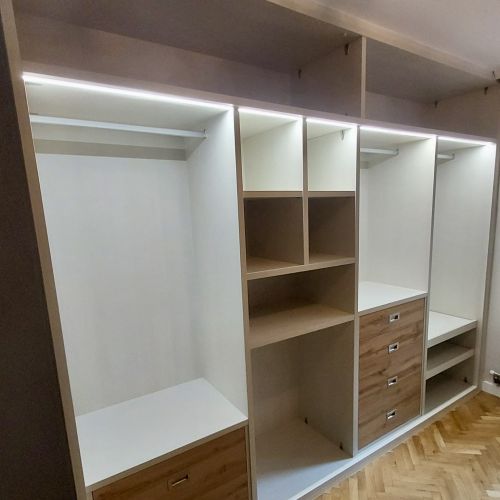 IA277 INTERIOR TEXTIL CON CAJONES Y ZAPATEROS EN ROBLE HERCULES CON TIRADOR EMBUTIDO, CON LUZ LED INTEGRADA