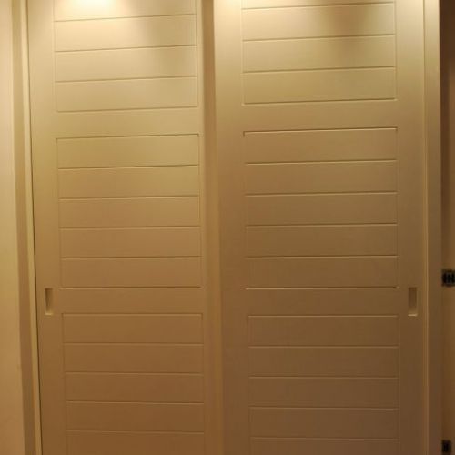 FC72 FRENTE CORREDERO LACADO BLANCO CUADROS LINEAS HORIZONTALES, UÑERO EN PUERTAS  Y CAJONES VISTOS