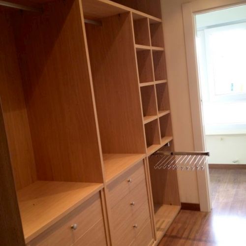 VE45 DETALLE DE CAJONERAS CERRADAS Y BALDAS DIVIDIDAS CON PANTALONERO SENCILLO