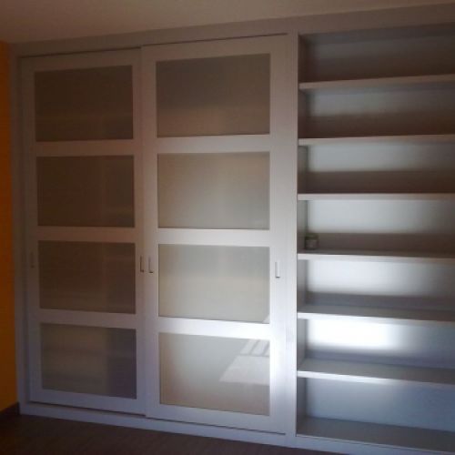 FC120 FRENTE CORREDERO CUADROS LACADO GRIS Y CRISTAL ACIDO, UÑERO EN PUERTAS