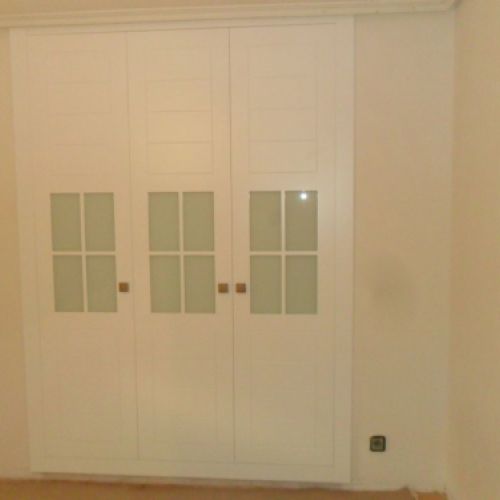 FA93 FRENTE CUADROS CON LINEAS HORIZONTALES LACADO BLANCO Y VENTANA CON CRISTAL LACADO BLANCO