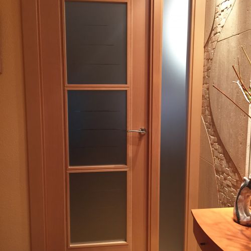 PI97 PUERTA VIDRIERA 1 HOJA CON FIJO HAYA H 1 GRECA NOGAL MODELO 3V3 ALTO CRISTAL GRABADO  725x1013 Imagen