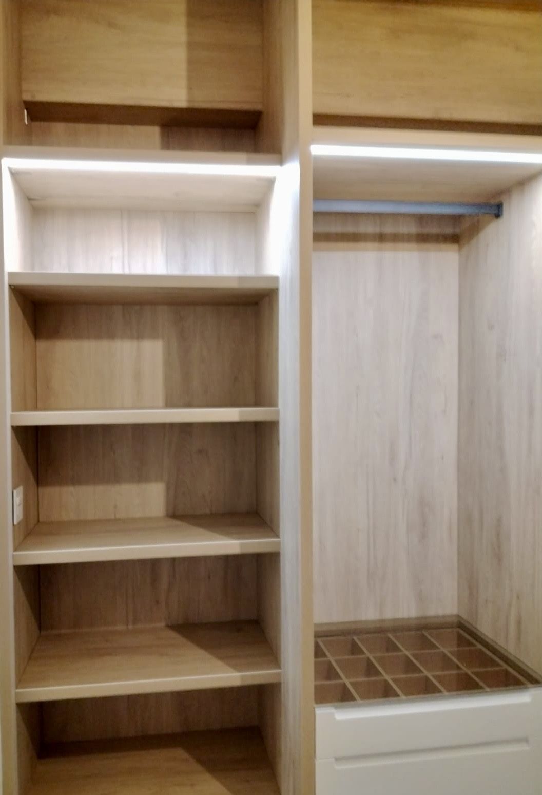 IA272 INTERIOR BALDAS, BARRA Y CAJONERA CON FRENTE LACADO CON UÑERO Y CAJON DIVIDIDO CON TAPA DE CRISTAL