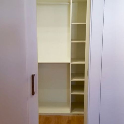 VE59 DETALLE DE ENTRADA A VESTIDOR CON PUERTA OCULTA EN CASONETO