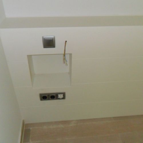 MU31 DETALLE DE LOS ESTANTES Y LA ELECTRICIDAD INTEGRADA