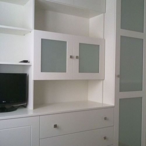 MU130 MUEBLE LACADO BLANCO CON PUERTAS VIDRIERAS Y CAJONES
