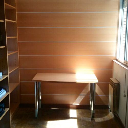 MU4 MESA DE ESTUDIO CON ESTANTERIAS A JUEGO. FORRADO DE PARED CON ALUMINIO